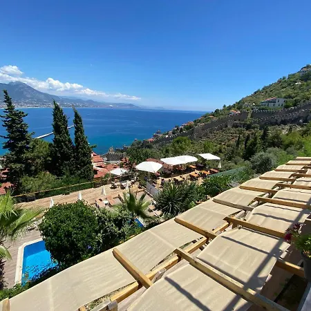 Castle Boutique Hotel *